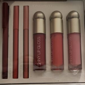 Tahari Perfect Lips Set with 3 Glosses And Matching Lip Liners